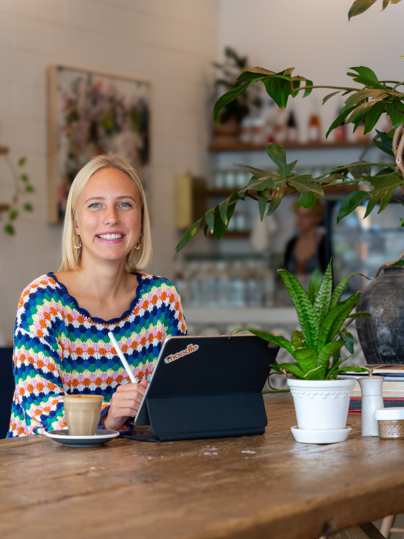 Meret Racz mit Tablet im Café